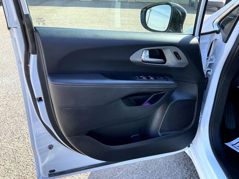 Used 2025 Chrysler Pacifica Select image 10