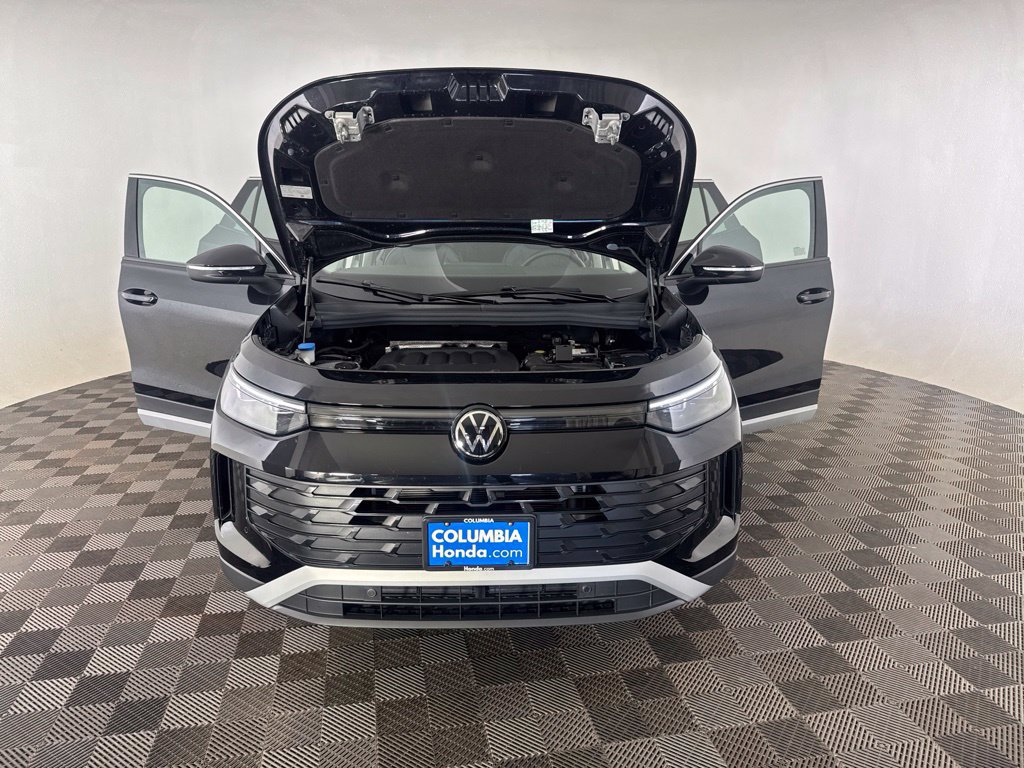 Used 2025 Volkswagen Tiguan SE AWD/4WD image 17