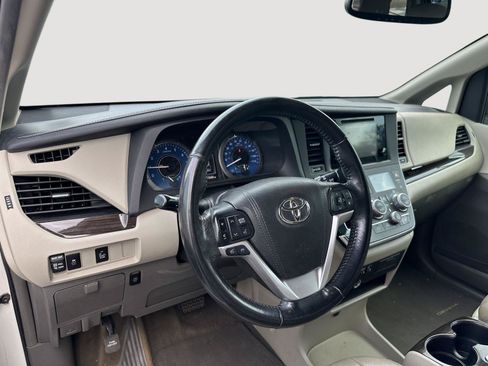 Used 2015 Toyota Sienna XLE FWD image 11