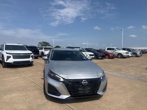 Used 2023 Nissan Altima 2.5 SV image 3