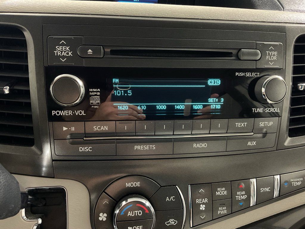Used 2013 Toyota Sienna LE w/ Towing Pkg FWD image 22