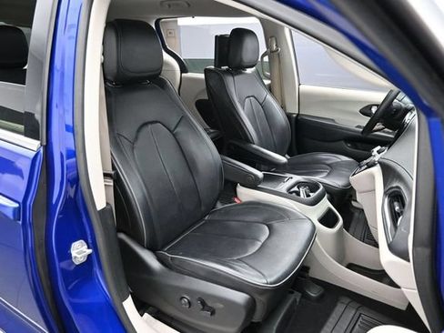 Used 2020 Chrysler Pacifica Limited FWD image 34