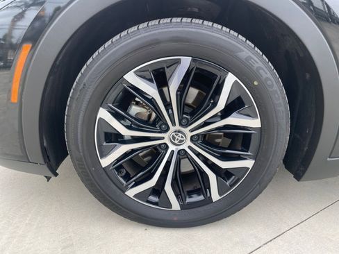 Used 2025 Toyota Crown XLE image 31