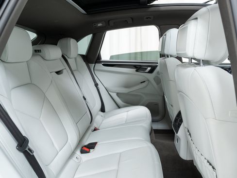 Certified 2021 Porsche Macan AWD/4WD image 27