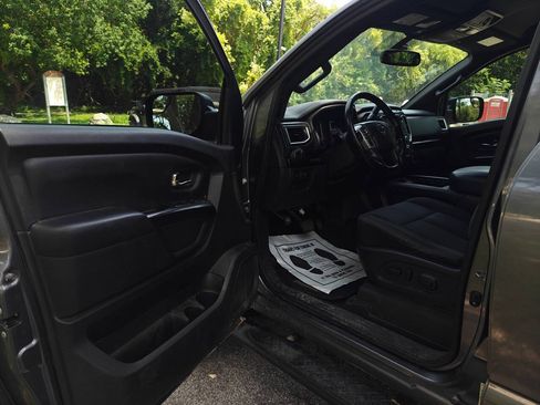 Used 2019 Nissan Titan SV w/ SV Convenience Package RWD image 14