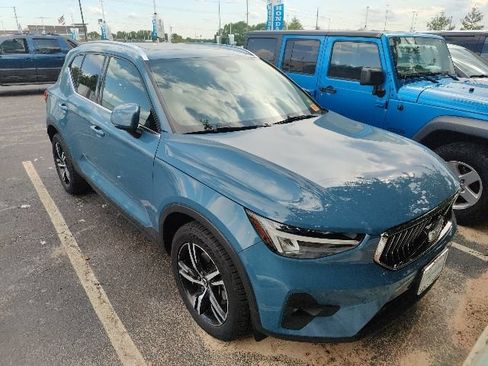 Used 2023 Volvo XC40 B5 Plus AWD/4WD image 16