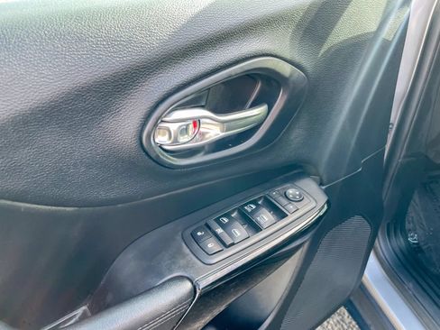 Used 2019 Jeep Cherokee Latitude Plus AWD/4WD image 11