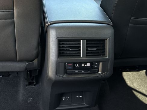 Used 2023 Volkswagen Atlas SEL AWD/4WD image 31