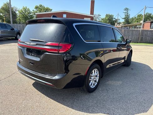 Used 2024 Chrysler Pacifica Touring-L FWD image 7