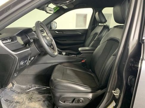 Used 2023 Jeep Grand Cherokee Altitude AWD/4WD image 18
