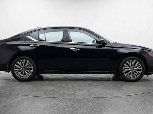 Used 2025 Nissan Altima 2.5 SV image 11