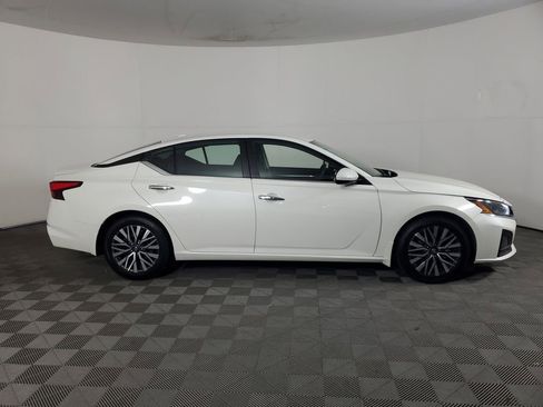 Used 2023 Nissan Altima 2.5 SV image 3