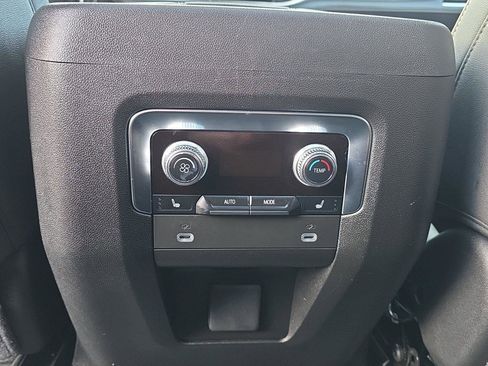 Used 2024 GMC Yukon SLT w/ SLT Luxury Package image 33