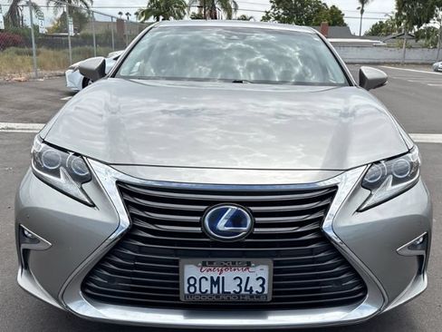 Used 2018 Lexus ES 300h w/ Luxury Package FWD image 2