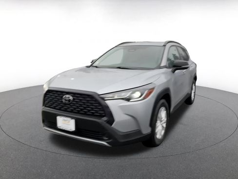 Used 2025 Toyota Corolla Cross LE image 7