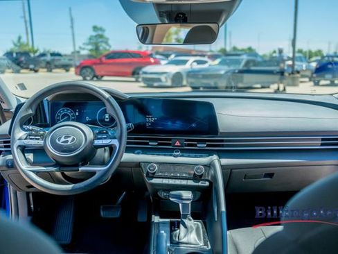 Used 2024 Hyundai Elantra SEL FWD image 13