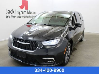 Used 2023 Chrysler Pacifica Touring-L