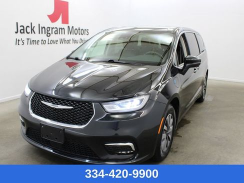 Used 2023 Chrysler Pacifica Touring-L FWD image 1