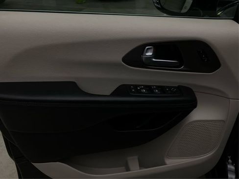 Used 2018 Chrysler Pacifica Limited FWD image 25