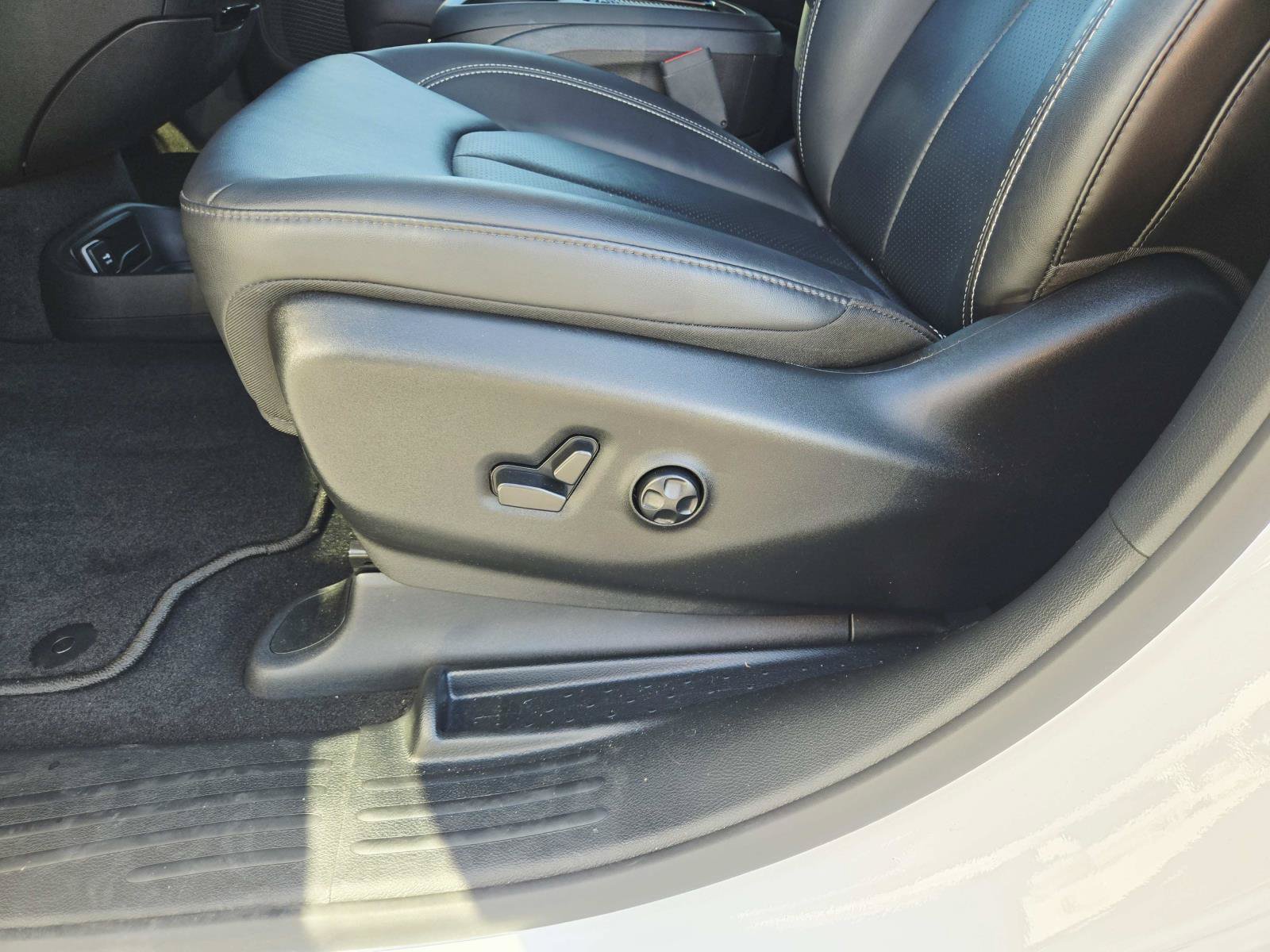 Used 2024 Chrysler Pacifica Touring-L w/ S Appearance Package FWD image 40