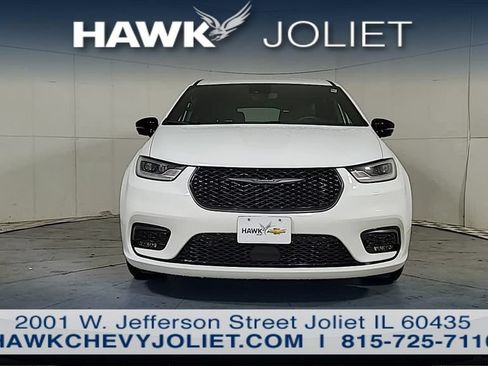 Used 2024 Chrysler Pacifica Limited FWD image 3
