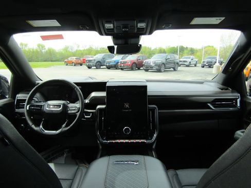 Used 2025 GMC Yukon XL AT4 w/ AT4 Premium Package AWD/4WD image 15