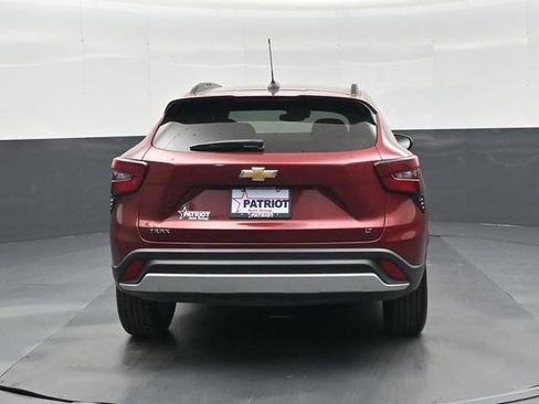 Used 2025 Chevrolet Trax LT FWD image 5
