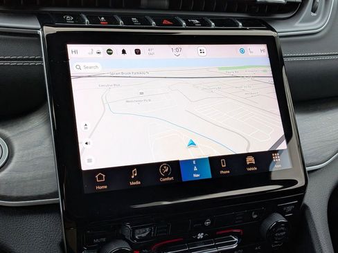 Used 2023 Jeep Grand Cherokee Limited image 16