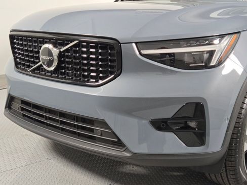 Used 2023 Volvo XC40 B5 Ultimate w/ Climate Package image 8