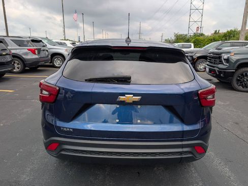 Used 2024 Chevrolet Trax LS w/ LS Convenience Package FWD image 7