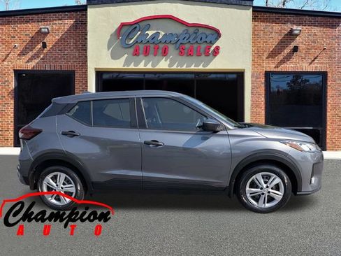 Used 2023 Nissan Kicks S FWD image 3