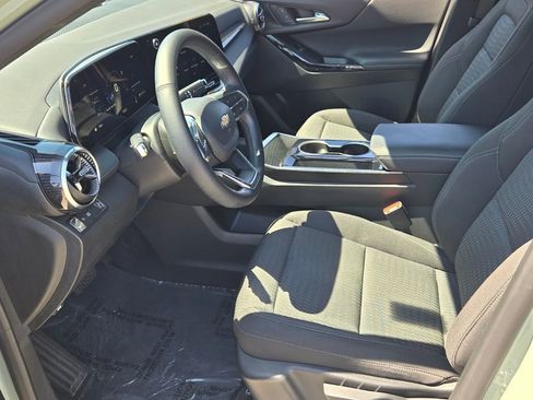 Used 2025 Chevrolet Equinox LT w/ Safety and Technology Package image 9