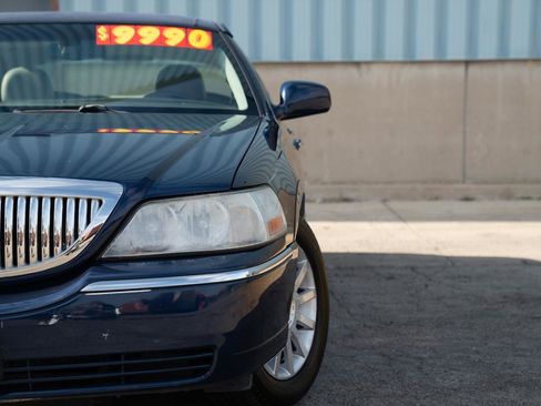 Used 2007 Lincoln Town Car Signature RWD image 2