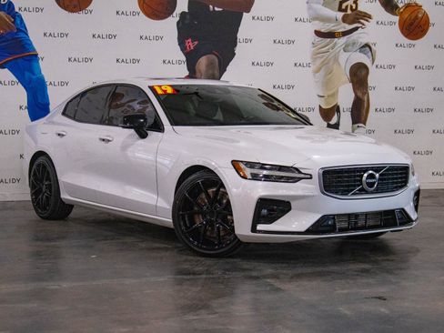 Used 2019 Volvo S60 T6 R-Design image 2