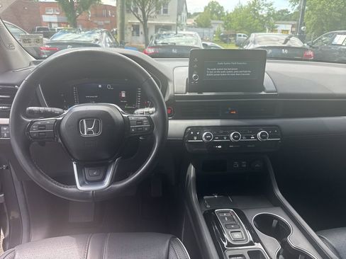 Used 2025 Honda Pilot Elite image 12