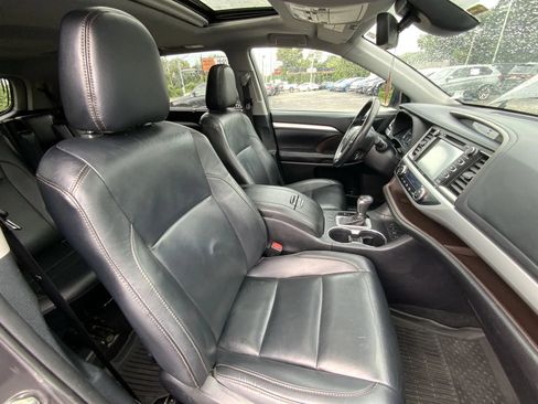 Used 2019 Toyota Highlander XLE AWD/4WD image 24