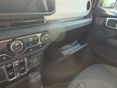 Used 2025 Jeep Wrangler Unlimited Sahara AWD/4WD image 27