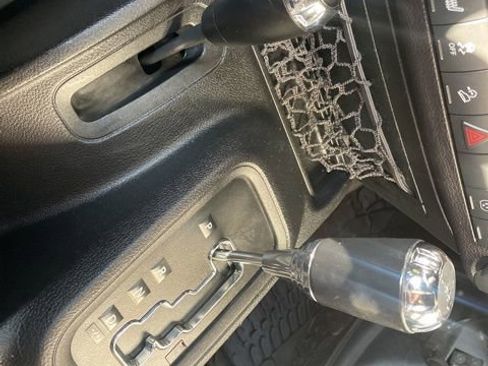 Used 2016 Jeep Wrangler Unlimited Rubicon image 25