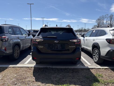 Used 2025 Subaru Outback Premium image 5