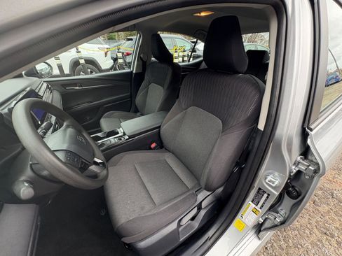 Used 2025 Toyota Camry LE image 32