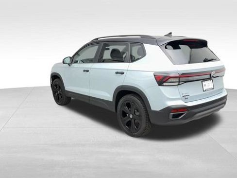 Used 2026 Volkswagen Taos SE AWD/4WD image 4