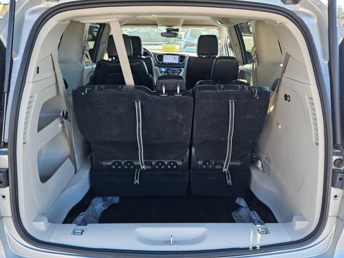 Used 2023 Chrysler Pacifica Touring-L image 12