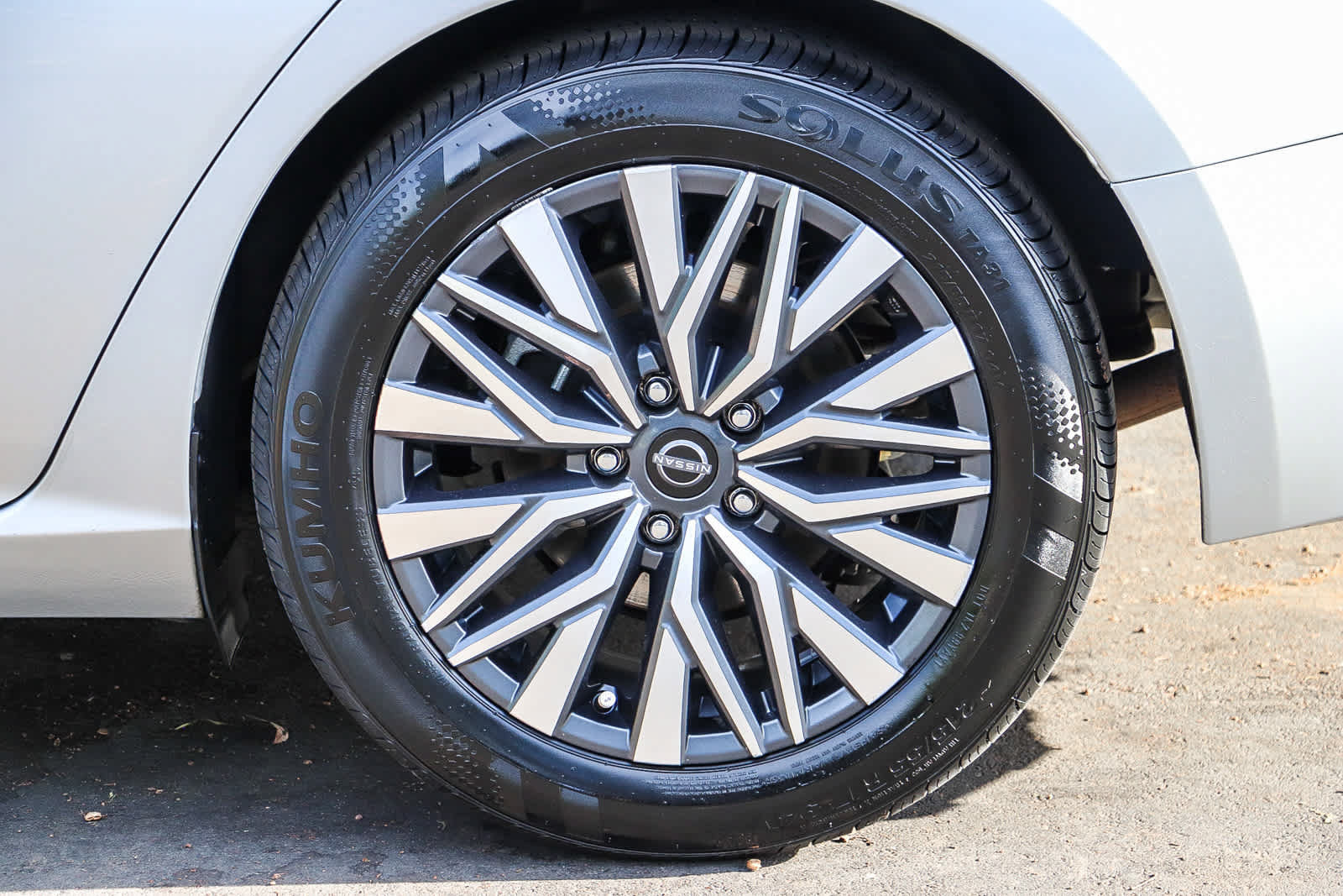 Used 2024 Nissan Altima 2.5 SV FWD image 12
