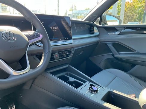 New 2025 Volkswagen Tiguan SE R-Line image 18