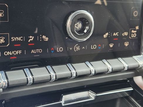 Used 2025 GMC Yukon Denali image 31