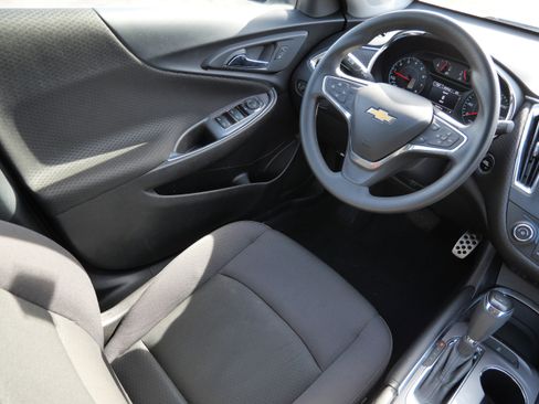 Used 2017 Chevrolet Malibu LT image 9