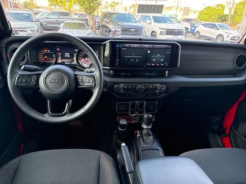 Used 2025 Jeep Wrangler Unlimited Rubicon w/ Convenience Group AWD/4WD image 12