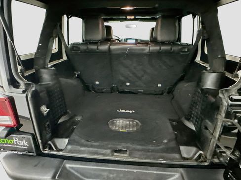 Used 2017 Jeep Wrangler Unlimited Rubicon AWD/4WD image 27