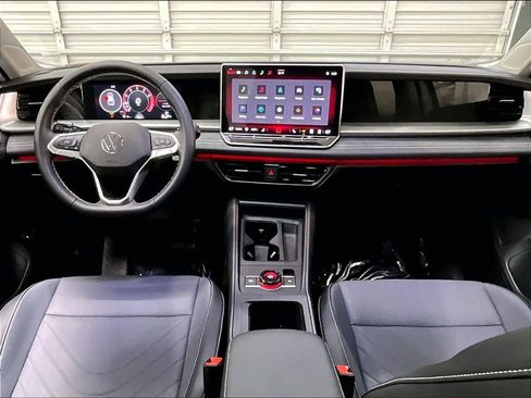 Certified 2025 Volkswagen Tiguan SE image 17