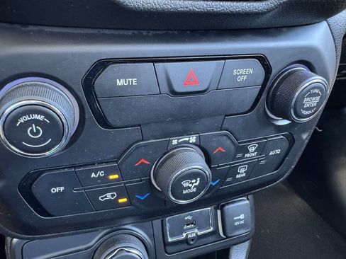 Used 2019 Jeep Renegade Latitude w/ Popular Equipment Group AWD/4WD image 30